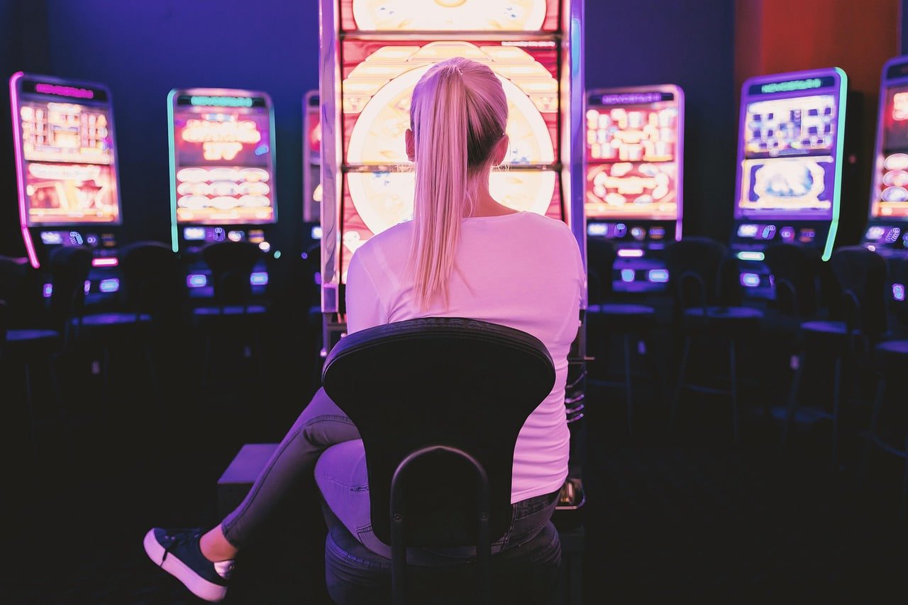 Dealer live Baccarat di platform fatalis menampilkan kartu dengan jelas